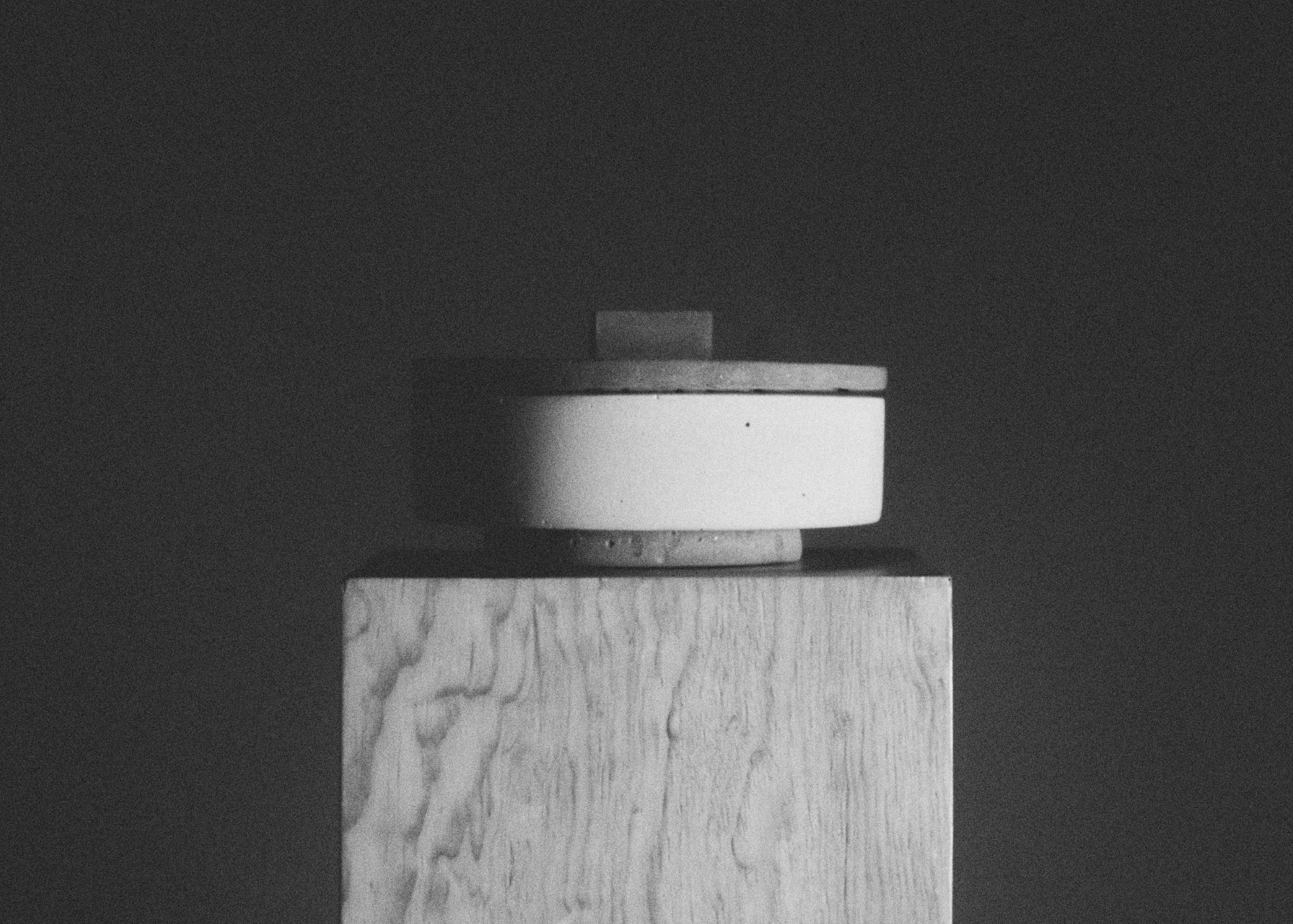 KOLÓS concrete candle in Velvet Dust color