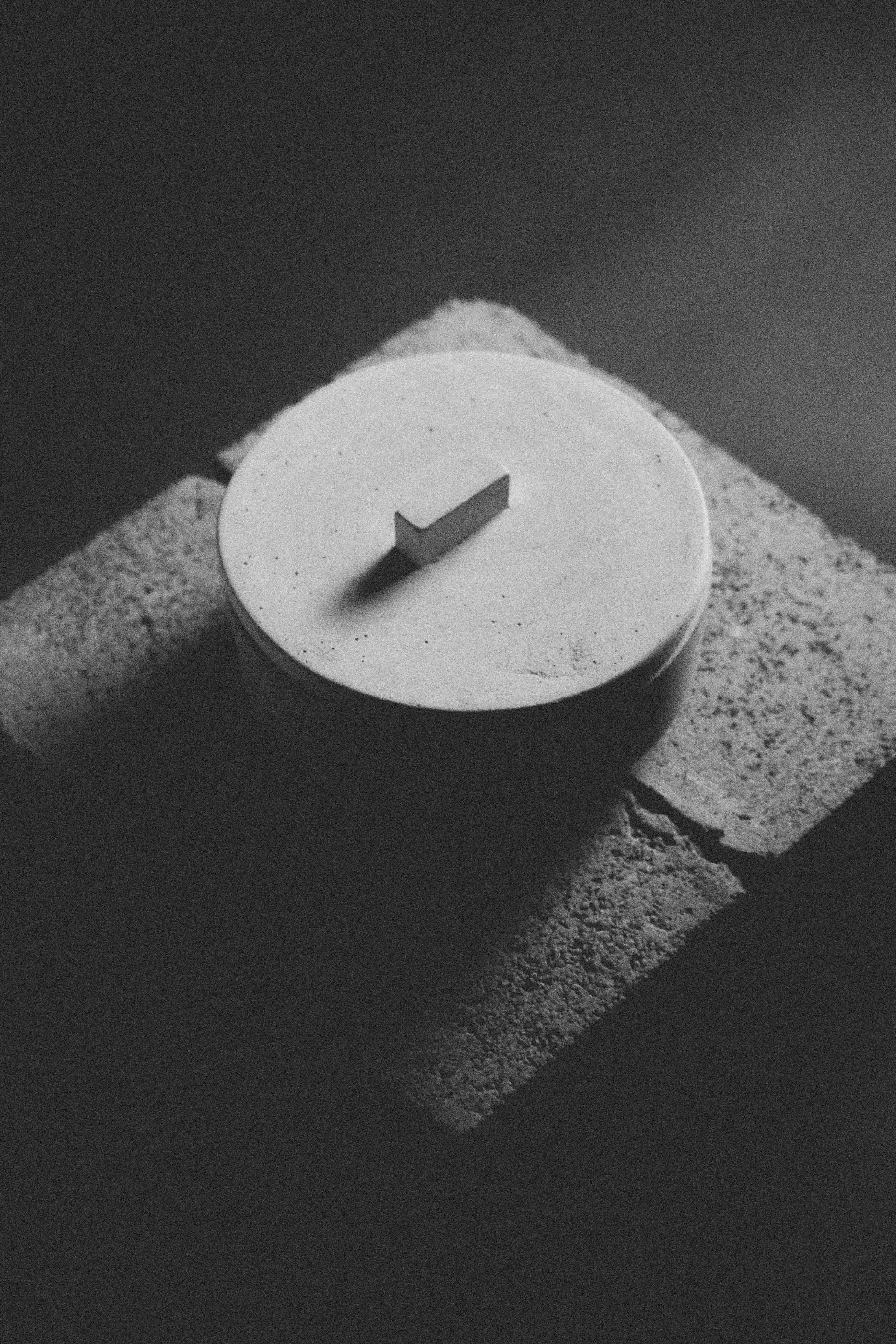 KOLÓS concrete candle black and white