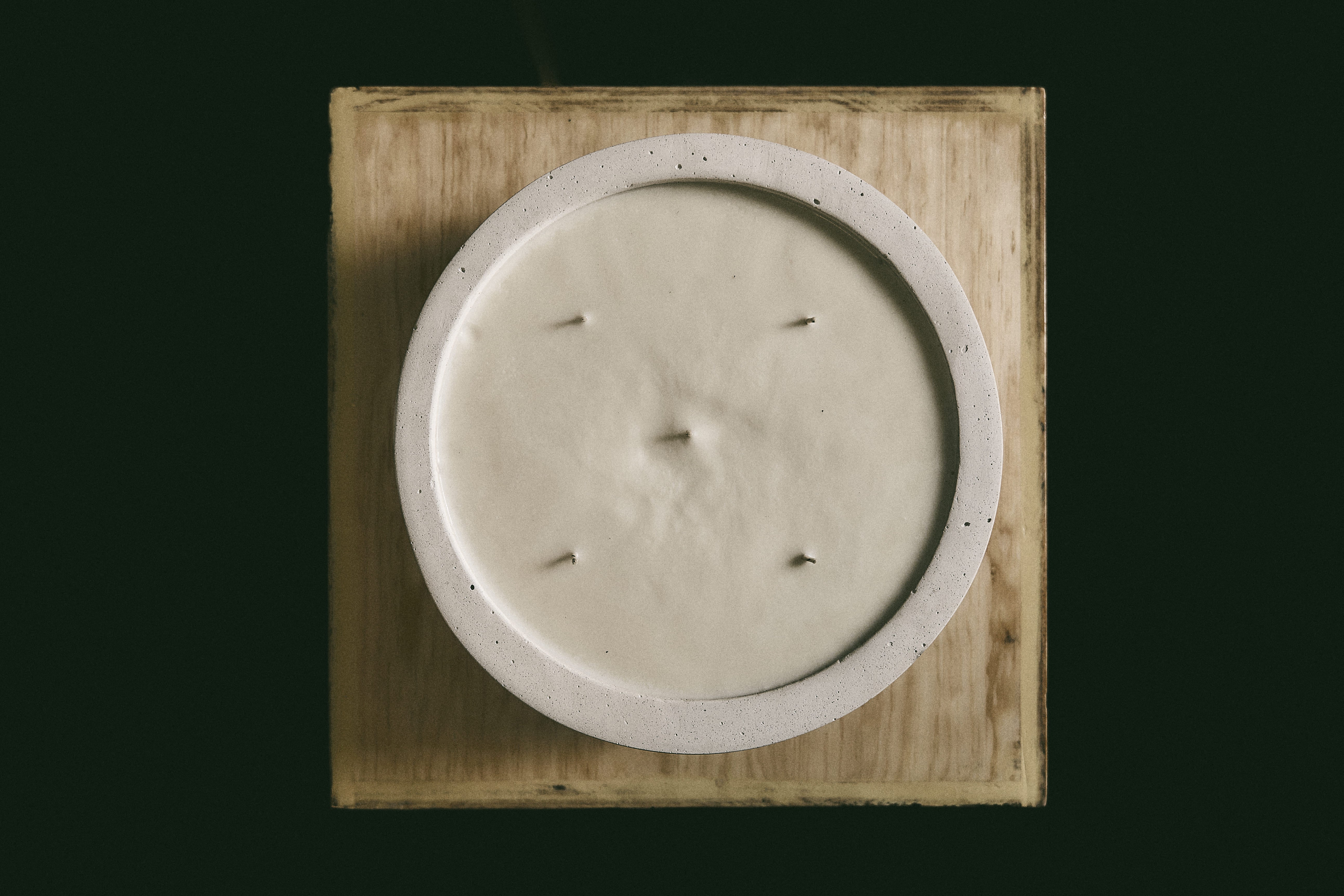 KOLÓS refillable concrete candles