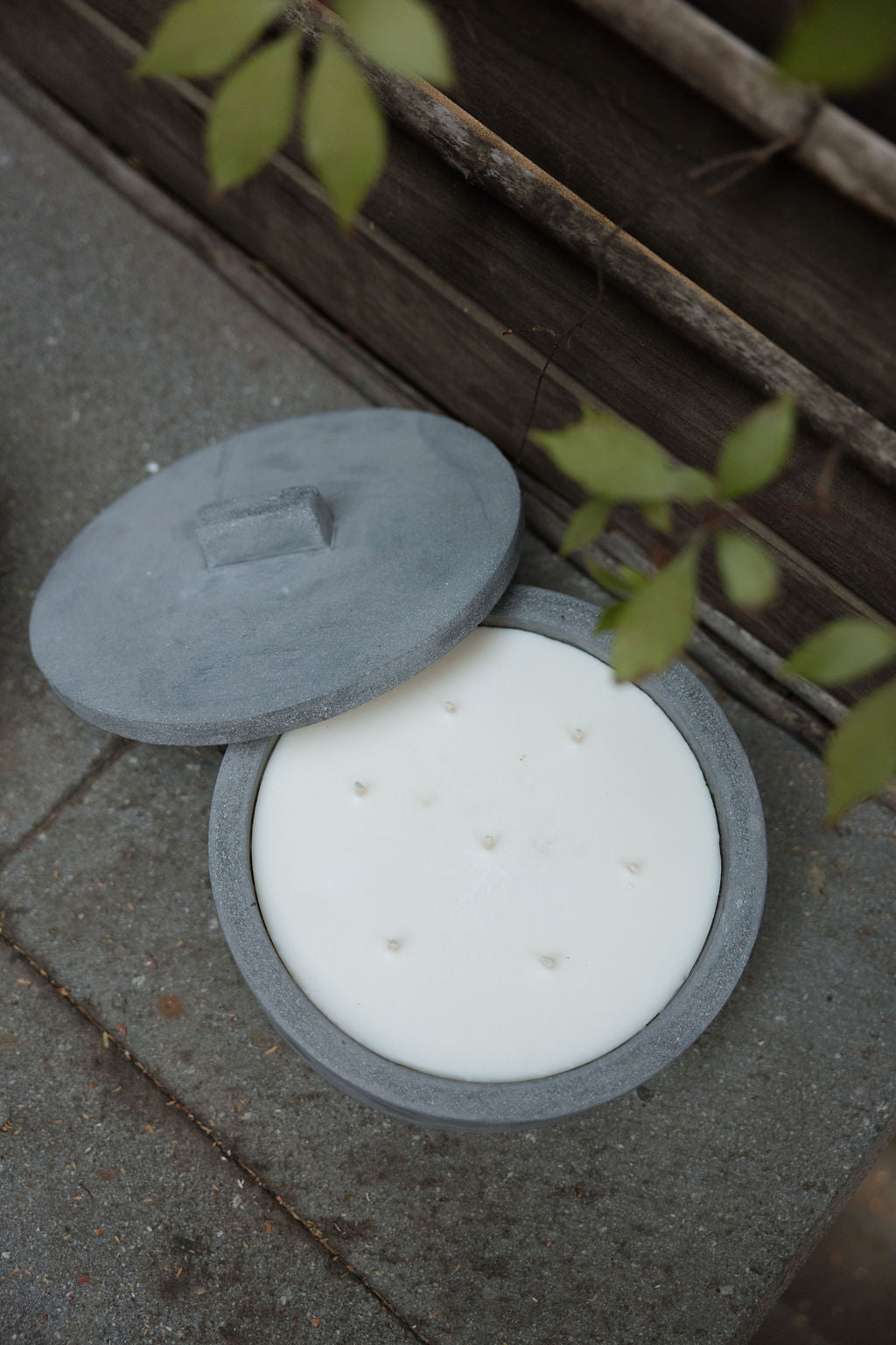 KOLÓS concrete candle medium — Sacred Ash