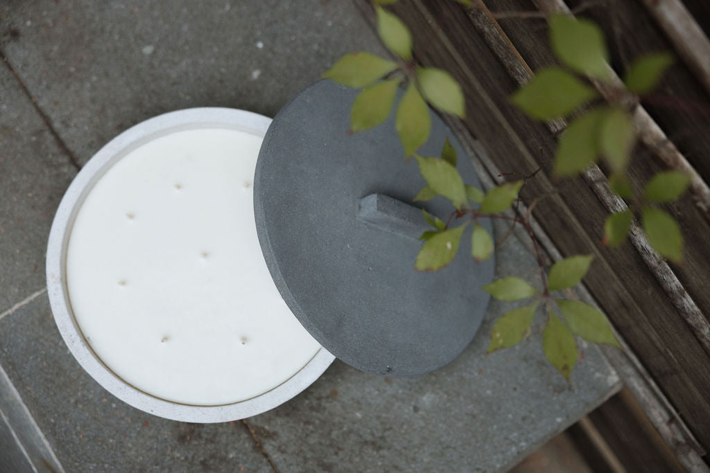 KOLÓS concrete candle large — Velvet Dust