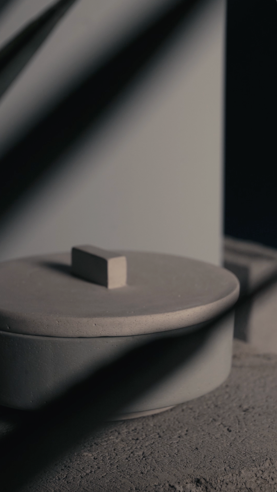 KOLÓS concrete candle medium — Agave Mist