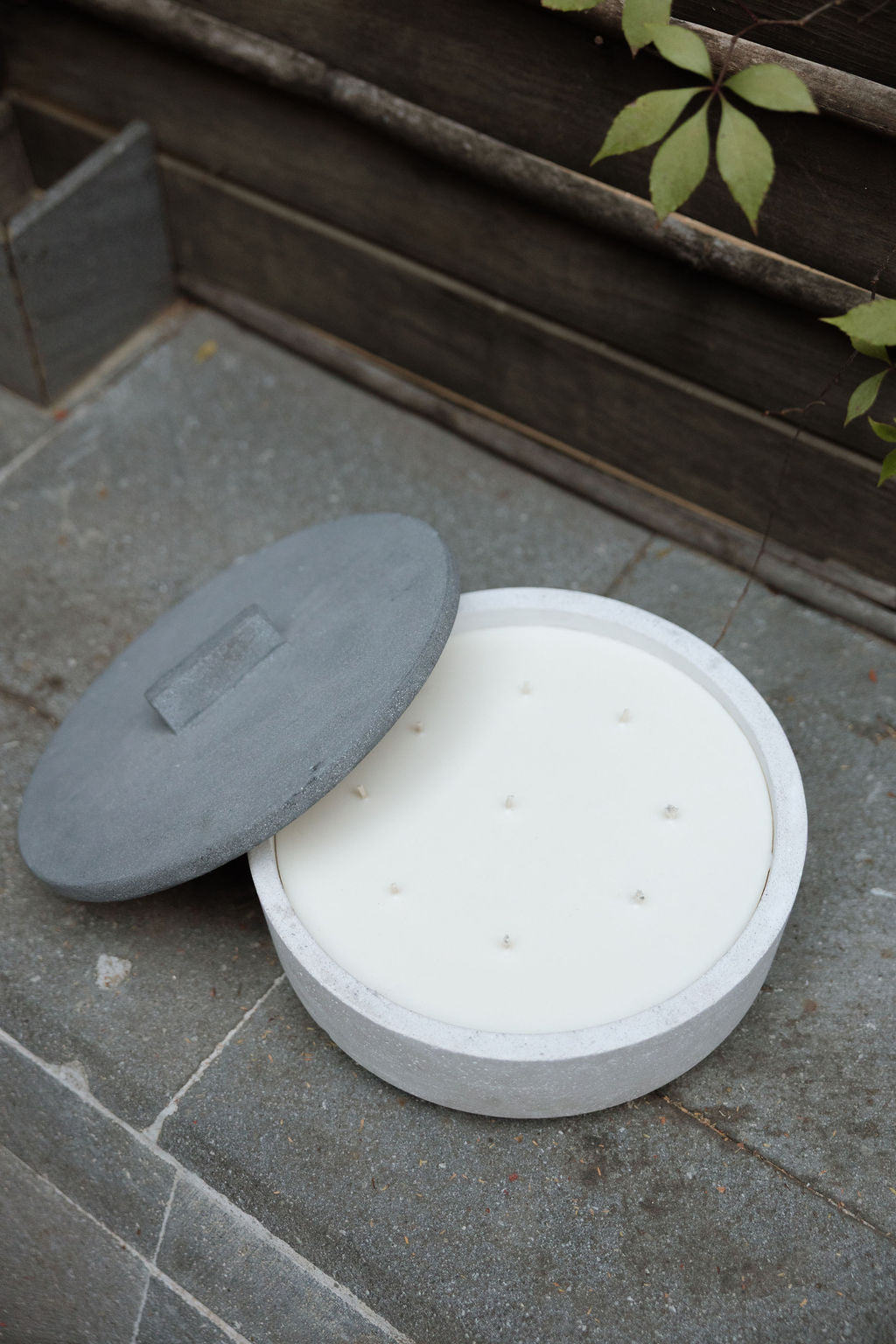 KOLÓS concrete candle large — Velvet Dust