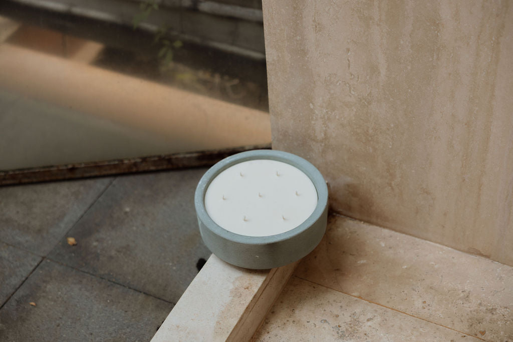 KOLÓS concrete candle medium — Agave Mist