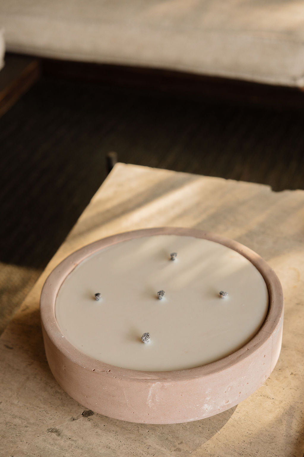 KOLÓS concrete candle extra large — Adobe Haze