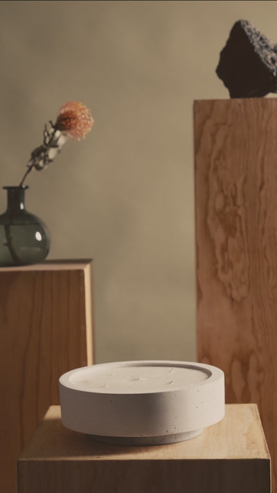 KOLÓS concrete candle large — Velvet Dust