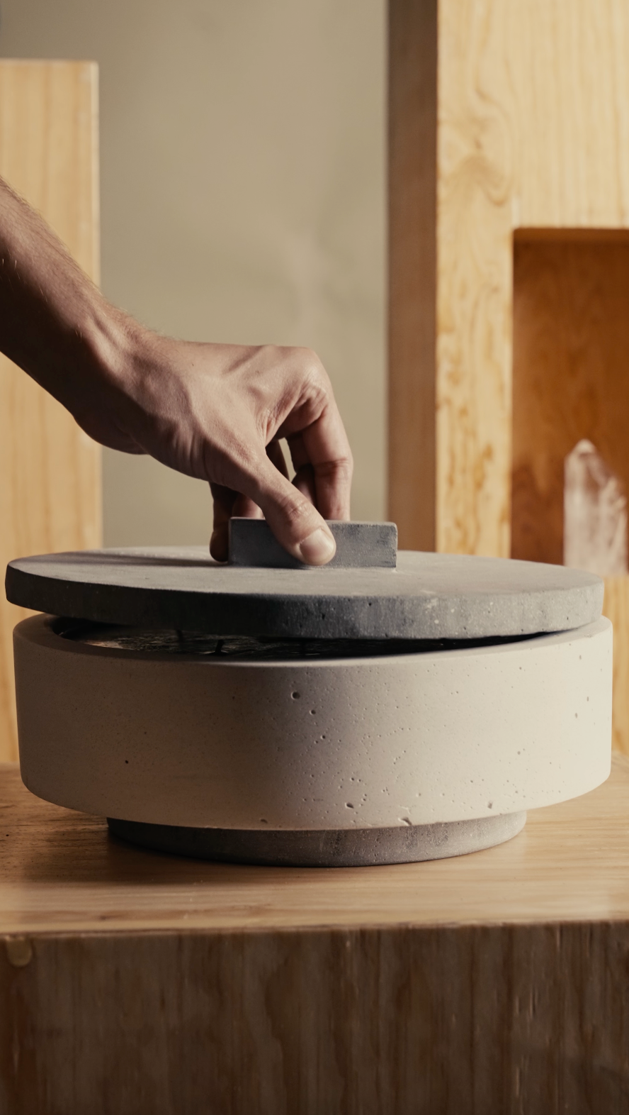 KOLÓS concrete candle medium — Velvet Dust
