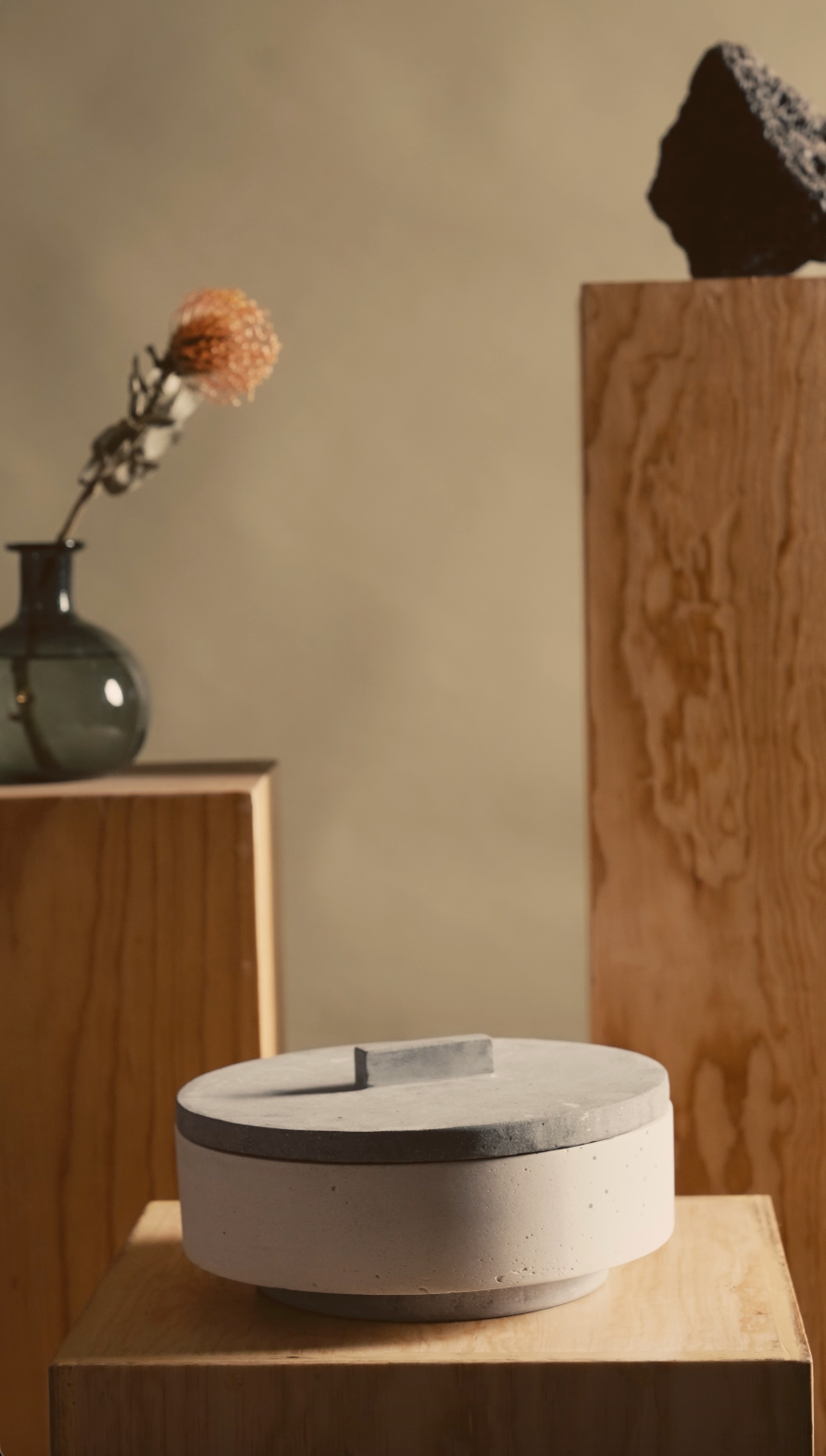 KOLÓS concrete candle medium — Velvet Dust