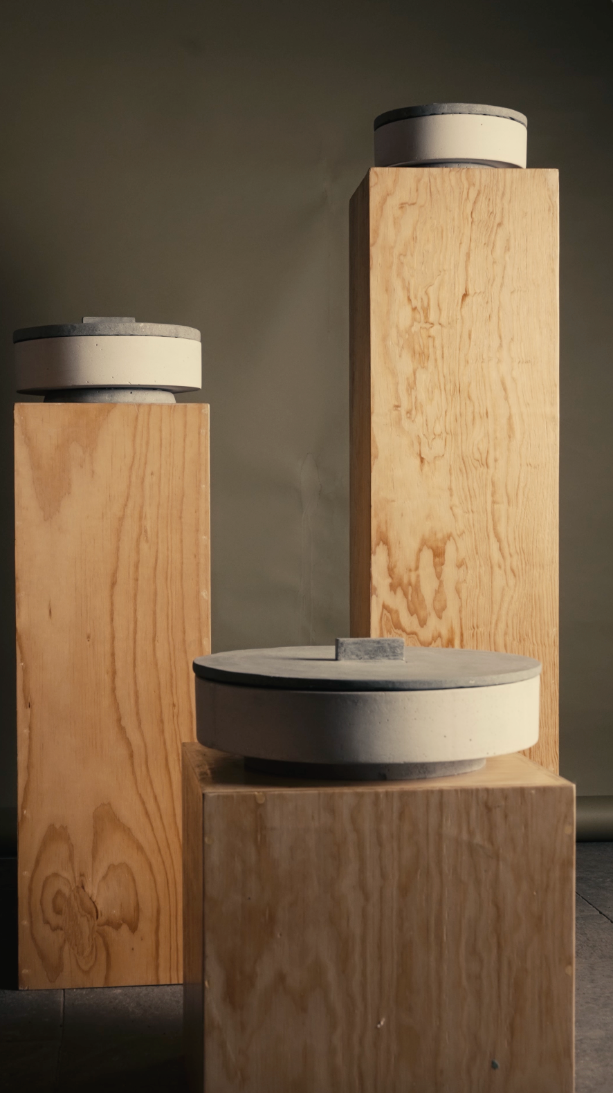 KOLÓS concrete candle with lid